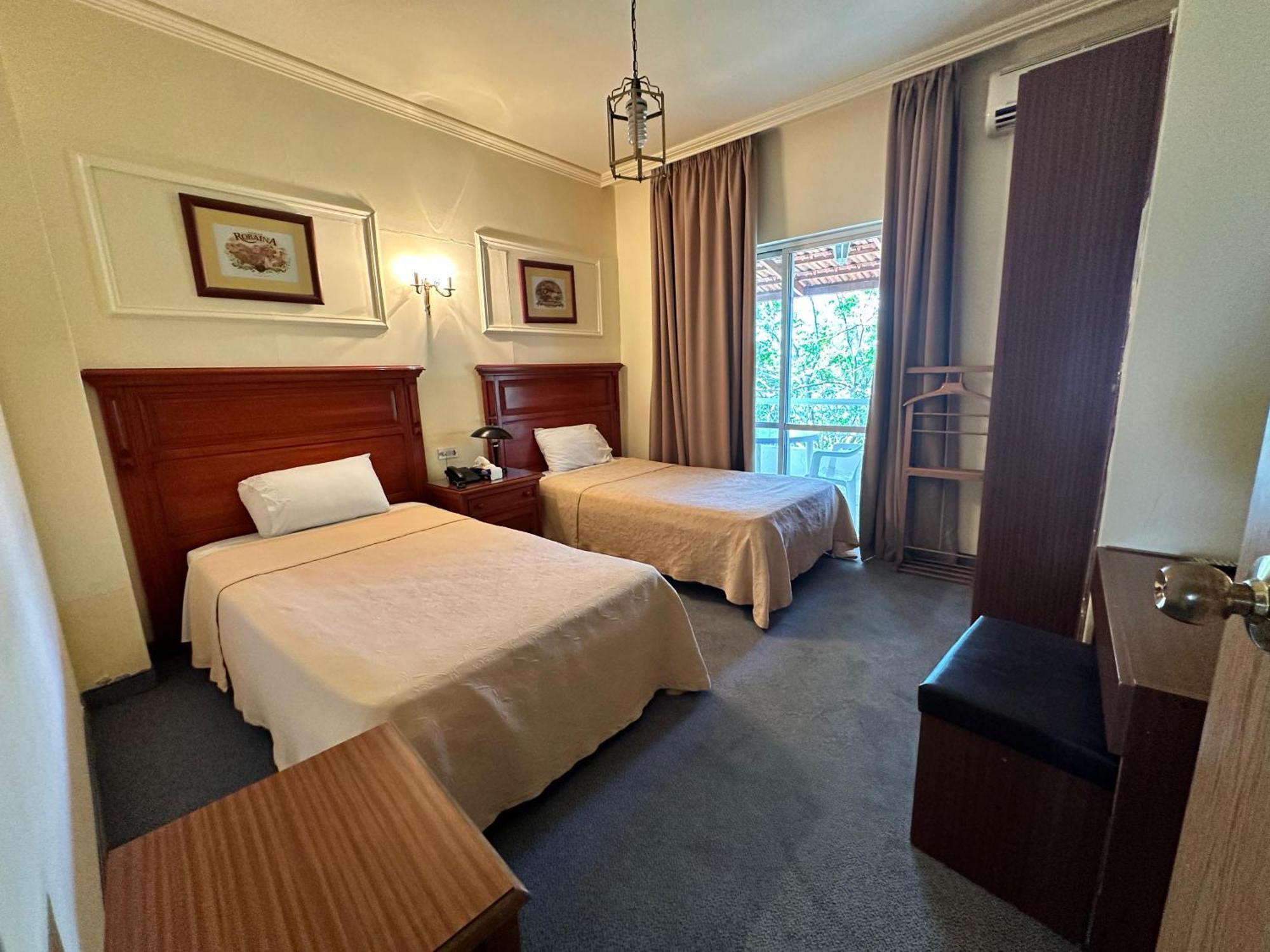 Le Crillon Hotel Brummana Exterior foto